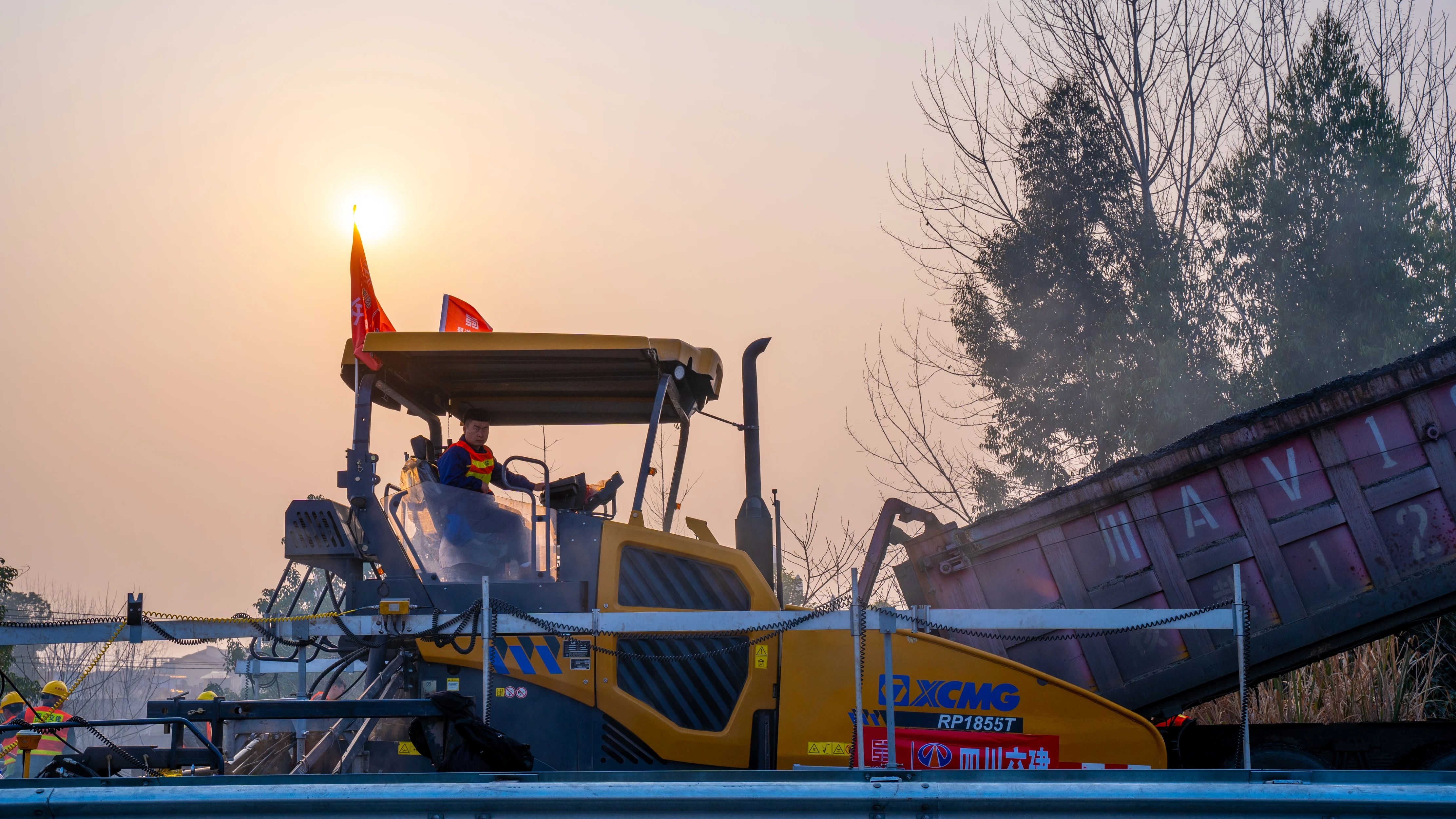 18�죡ʢ�����ֳ�������·��װ�����������������ʩ����